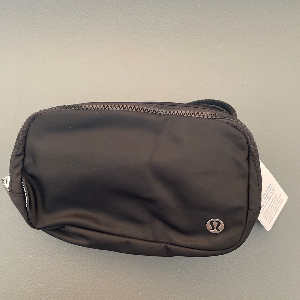 Lululemon Everywhere Belt Bag Black NWT